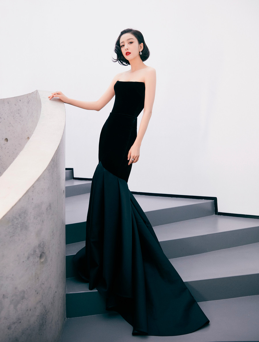 Người đẹp thường xuyên lựa chọn những chiếc váy màu đen, mang lại vẻ đẹp cổ điển, sang trọng, lại làm nổi bật làn da trắng không tì vết.