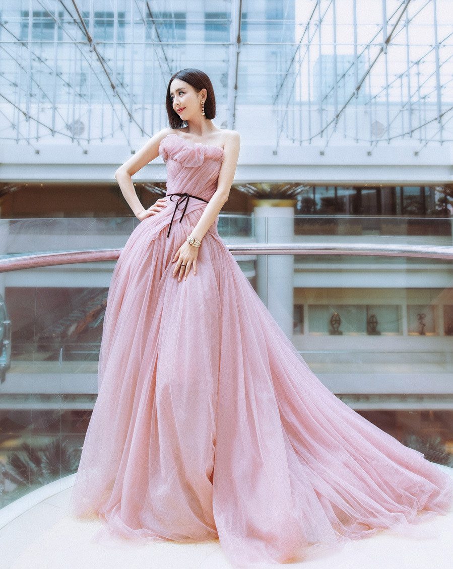 Những chiếc đầm màu hồng cũng được Đồng Lệ Á yêu thích, vì mang lại vẻ đẹp vừa nữ tính, tôn da và nhẹ nhàng, quyến rũ.