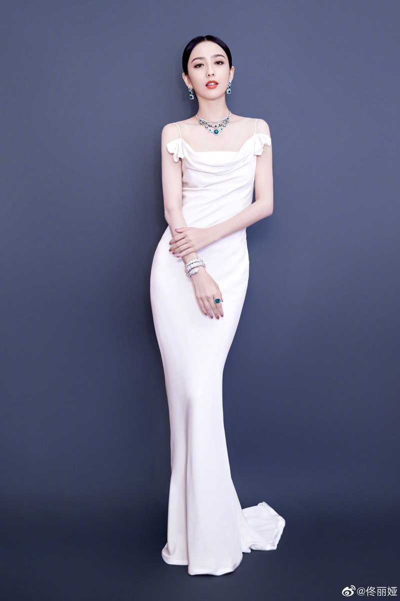 Những ngày gần đây, cộng đồng Hoa Ngữ đang xôn xao và không khỏi chua xót cho ngôi sao hồng nhan bạc phận này.