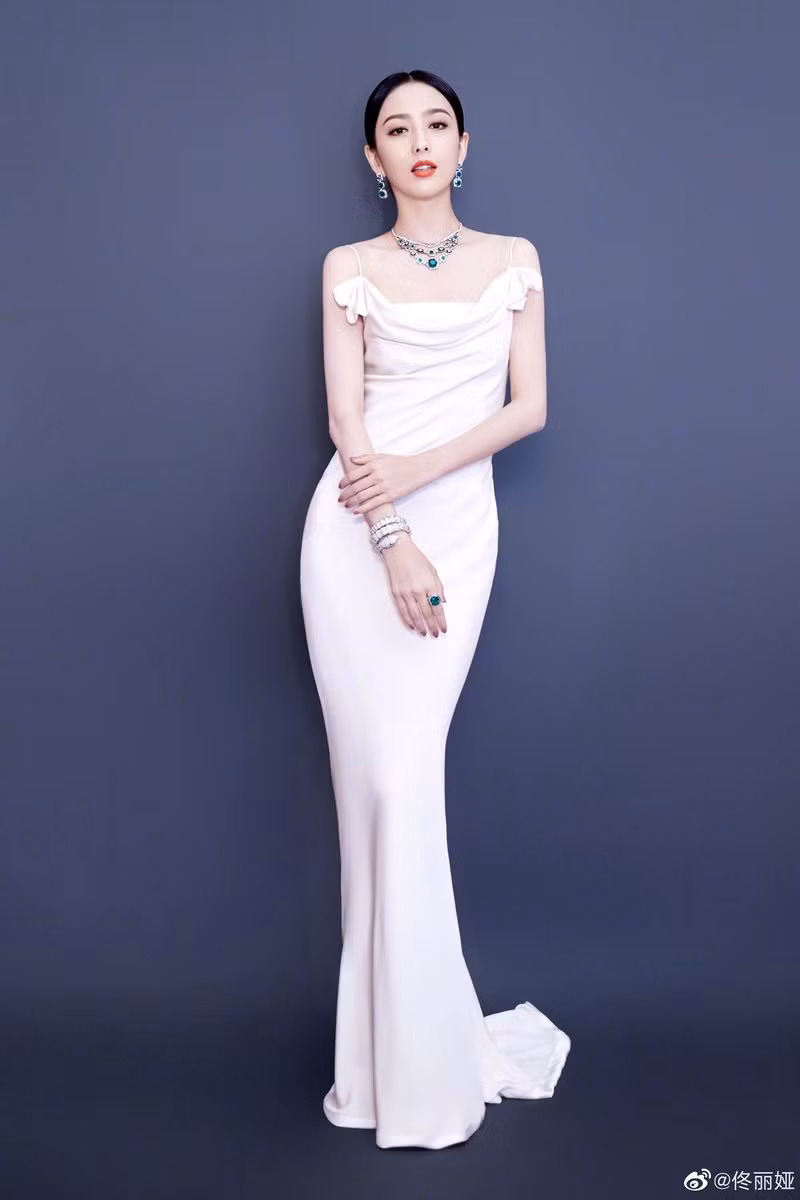 Những ngày gần đây, cộng đồng Hoa Ngữ đang xôn xao và không khỏi chua xót cho ngôi sao hồng nhan bạc phận này.