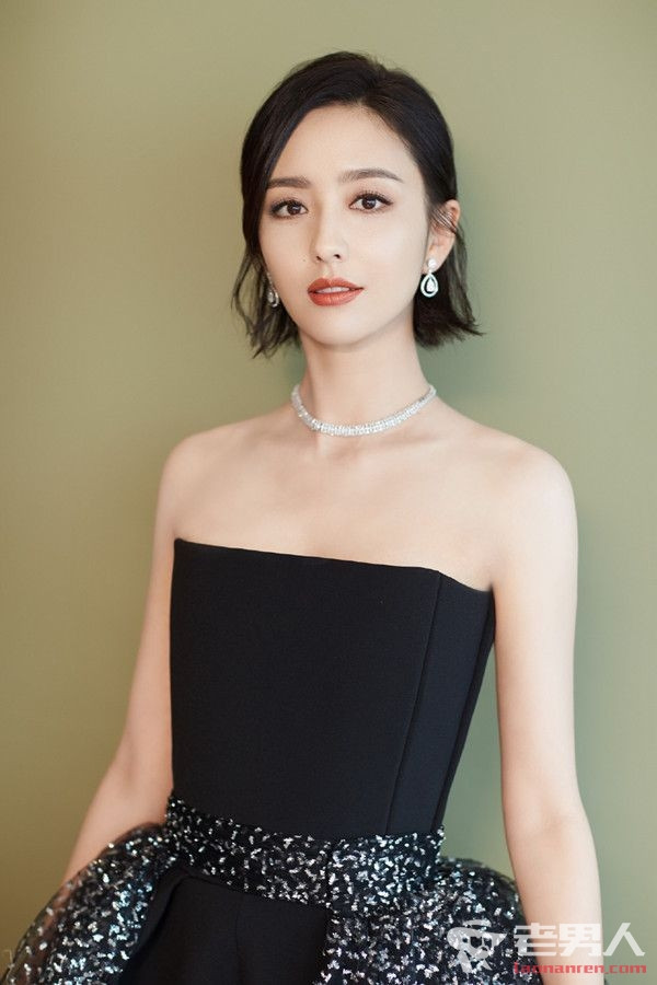 Những chiếc váy ôm ngực và xòe rộng càng làm tôn vòng eo con kiến 58cm của người đẹp.