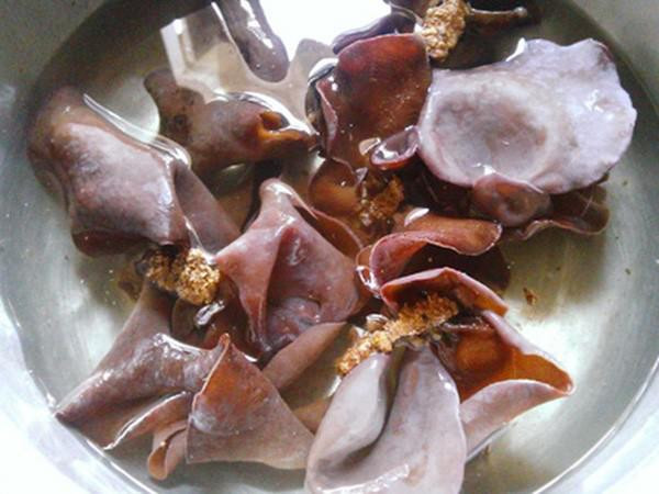 Nấm hương, mộc nhĩ ngâm lâu. Nấm hương, mộc nhĩ khô muốn chế biến phải ngâm với nước để nở ra. Tuy nhiên cần tuân thủ thời gian ngấm nếu không muốn hại sức khỏe.
