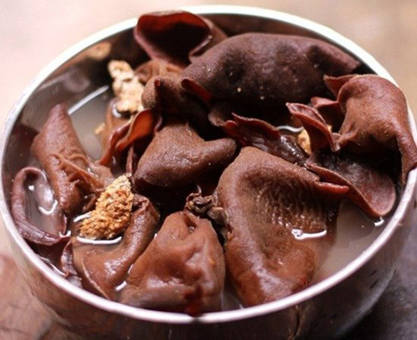 Thói quen ngâm nấm quá lâu sẽ sinh ra một loại vi khuẩn có tên là Pseudomonas cocotoxin, trong quá trình phân hủy sẽ sinh ra độc tố aflatoxin và axit trong men gạo. Cả hai chất độc này đều có thể làm tổn thương nghiêm trọng cho gan, gây bệnh gan.