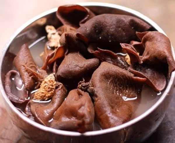 Thói quen ngâm nấm quá lâu sẽ sinh ra một loại vi khuẩn có tên là Pseudomonas cocotoxin, trong quá trình phân hủy sẽ sinh ra độc tố aflatoxin và axit trong men gạo. Cả hai chất độc này đều có thể làm tổn thương nghiêm trọng cho gan, gây bệnh gan.