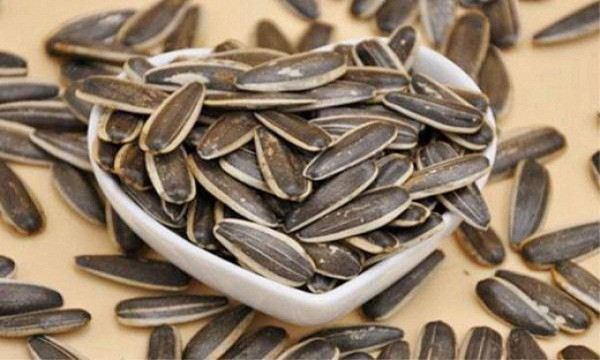 Hạt đắng. Các loại hạt như hạt dưa, hạnh nhân khi ăn mà có vị đắng thì rất có thể chúng chứa độc tố mạnh hơn thạch tín. Chuyên gia sức khỏe cho biết, vị đắng của các loại hạt này bắt nguồn từ độc tố aflatoxin hình thành trong quá trình nấm mốc. Nếu ăn thường xuyên rất dễ đối diện với nguy cơ ung thư gan.