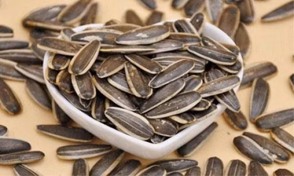 Hạt đắng. Các loại hạt như hạt dưa, hạnh nhân khi ăn mà có vị đắng thì rất có thể chúng chứa độc tố mạnh hơn thạch tín. Chuyên gia sức khỏe cho biết, vị đắng của các loại hạt này bắt nguồn từ độc tố aflatoxin hình thành trong quá trình nấm mốc. Nếu ăn thường xuyên rất dễ đối diện với nguy cơ ung thư gan.