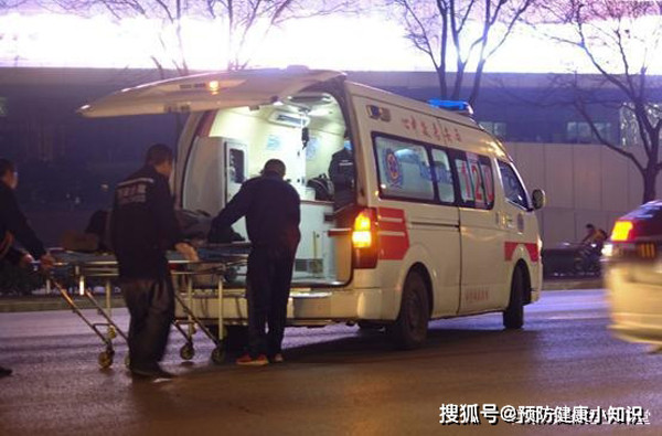 Trường hợp nhà 3 người bị nhồi máu não được trang tin Sohu đăng tải. Được biết, sự việc xảy ra với gia đình A Vương từ tháng 10/2020. Những đứa trẻ hàng xóm nhà A Vương thường tập đàn ban đêm. Âm thanh lớn khiến gia đình A Vương rất khó chịu, nhiều lần góp ý đều bị phớt lờ.