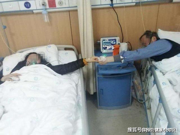 Một lần, không thể chịu đựng thêm nên A Vương lớn tiếng cãi nhau với hàng xóm. Xô xát chừng 10 phút, Vương bỗng ngất xỉu, nằm gục xuống đất khiến vợ con lo lắng, nhanh chóng đưa đi cấp cứu. Trong lúc chờ đợi bác sĩ hồi sức cho chồng, vợ A Vương bất ngờ ngất xỉu ngay tại ghế chờ.