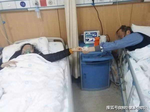 Một lần, không thể chịu đựng thêm nên A Vương lớn tiếng cãi nhau với hàng xóm. Xô xát chừng 10 phút, Vương bỗng ngất xỉu, nằm gục xuống đất khiến vợ con lo lắng, nhanh chóng đưa đi cấp cứu. Trong lúc chờ đợi bác sĩ hồi sức cho chồng, vợ A Vương bất ngờ ngất xỉu ngay tại ghế chờ.