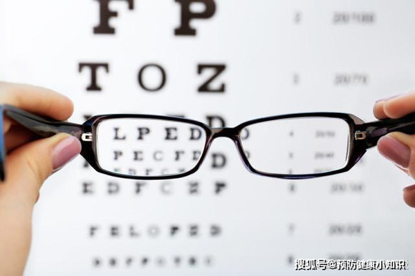 Nói về dấu hiệu nhồi máu não, giáo sư Yang Yuting – người có hơn 30 năm làm việc tại Khoa Thần Kinh khẳng định, trước khi bị nhồi máu não, bệnh nhân thường xuất hiện các triệu chứng điển hình như tê bì chân tay, chóng mặt, thị lực giảm sút. Ảnh: Sohu, Internet.