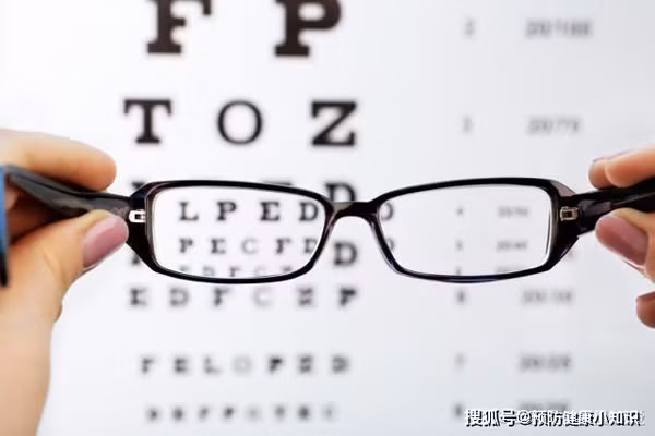 Nói về dấu hiệu nhồi máu não, giáo sư Yang Yuting – người có hơn 30 năm làm việc tại Khoa Thần Kinh khẳng định, trước khi bị nhồi máu não, bệnh nhân thường xuất hiện các triệu chứng điển hình như tê bì chân tay, chóng mặt, thị lực giảm sút. Ảnh: Sohu, Internet.