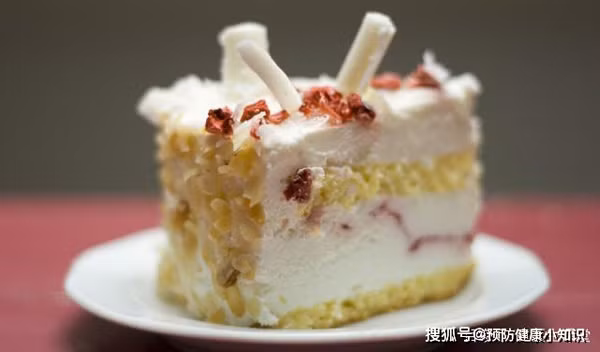 Thực tế, thưởng thức đồ ăn bán sẵn khiến bạn rất khó kiểm soát số lượng cũng như chất lượng dầu ăn tiêu thụ. Thói quen ăn uống nhiều dầu làm tăng lượng lipid trong máu, thúc đẩy độ nhớt của máu, dễ gây nhồi máu não. Hàm lượng chất béo trong mỡ lợn rất cao, ăn nhiều dễ uy hiếp sức khỏe mạch máu.