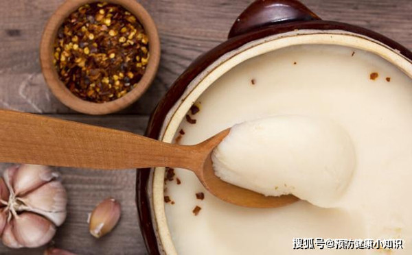 Nói về trường hợp của nhà 3 người bị nhồi máu não, bác sĩ cho biết mỡ máu của họ đều cao. Rất có thể thói quen ăn uống hàng ngày là nguyên nhân.