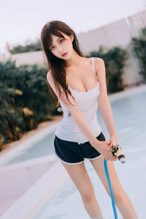 Áo hai dây xẻ sâu, trễ nải cũng khiến bạn gái dễ mất điểm trước đám đông. Chỉ cần bạn cúi người hoặc vận động mạnh là có thể để lộ vòng 1 không kiểm soát.