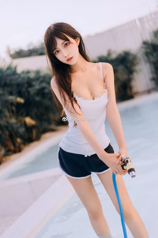 Áo hai dây xẻ sâu, trễ nải cũng khiến bạn gái dễ mất điểm trước đám đông. Chỉ cần bạn cúi người hoặc vận động mạnh là có thể để lộ vòng 1 không kiểm soát.