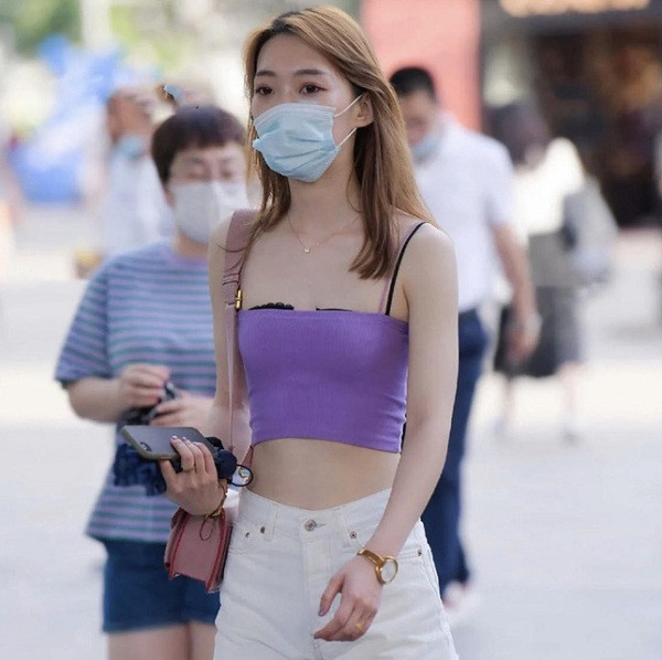 Đa số mọi người đều cho rằng việc để lộ nội y, đặc biệt là nội y khác màu với áo ngoài khiến tổng thể thiếu thanh lịch. Chính vì vậy, chị em nên cân nhắc áo ngực không quai hoặc dây áo ngực trong suốt để đảm bảo phong độ mặc đẹp.