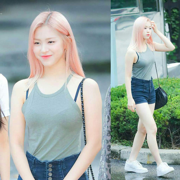 Một trong những lỗi thường gặp nhất khi mặc áo hai dây là để lộ nội y. Thời gian gần đây, mốt mặc áo để lộ dây nội y được nhiều mỹ nhân lăng xê song về cơ bản mọi người không đồng tình với cách lên đồ này.