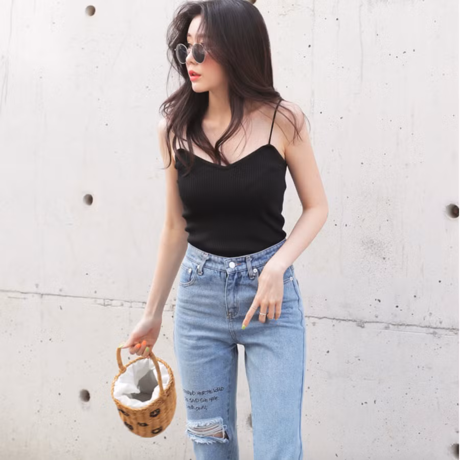 Áo hai dây là items quen thuộc với nhiều bạn gái. Dù xuất hiện từ lâu nhưng nhờ ưu điểm tôn dáng, khoe vẻ sexy chừng mực nên thiết kế chưa bao giờ lỗi mốt.