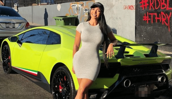 Thu hút lượng lớn người hâm mộ như vậy một phần là nhờ cô nàng sở hữu thân hình gợi cảm đến “siêu thực”, vòng 1 và vòng 3 nảy nở song vòng 2 lại vô cùng thon gọn.