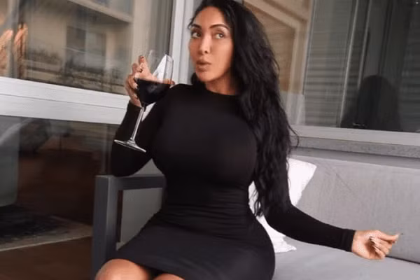 Summit vô cùng nghiêm khắc trong việc ăn uống và rèn luyện. Chính sự nỗ lực không ngừng, nhiều người nhận xét mỹ nhân rạo rực vẻ thanh xuân. Dù 31 tuổi song vẻ ngoài của cô không khác thiếu nữ 20 là bao.