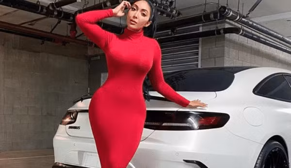 Summit sinh ra và lớn lên tại Ấn Độ. Hiện cô nàng đang theo học chuyên ngành thiết kế trang sức tại Mỹ. Dù đi đâu, cô nàng vẫn có sức hút mãnh liệt, sở hữu tới hơn 10 triệu người hâm mộ trên trang cá nhân.