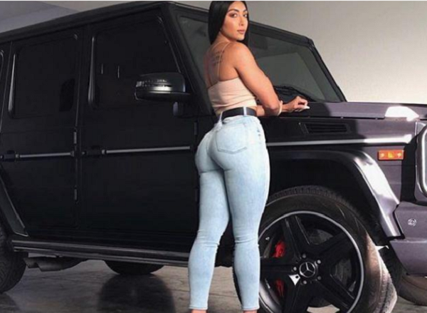 Biết được lợi thế hình thể, mỹ nhân xứ cà ri thường xuyên lên đồ với trang phục tôn vòng 3, bó sát rạt, phô diễn tối đa đường cong mỹ miều khiến người hâm mộ đồng loạt đặt biệt danh “nữ thần gợi cảm”.