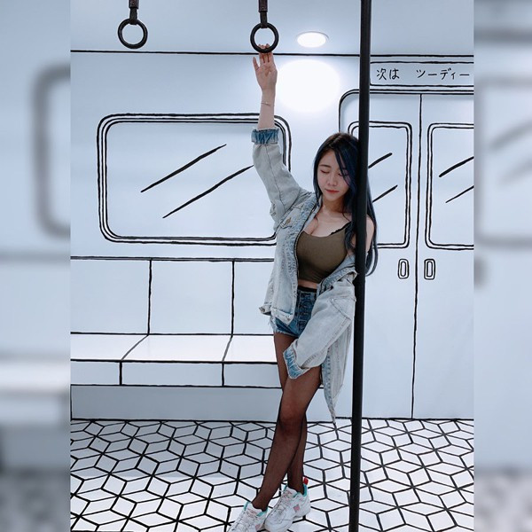 Những nơi công cộng như siêu thị, tàu điện, xe bus... thường có nhiều người qua lại, dễ xảy ra tình trạng chen lấn, xô đẩy. Do vậy chị em thường ưu tiên cách ăn mặc kín đáo, dễ vận động, tránh sự cố trang phục đáng tiếc.