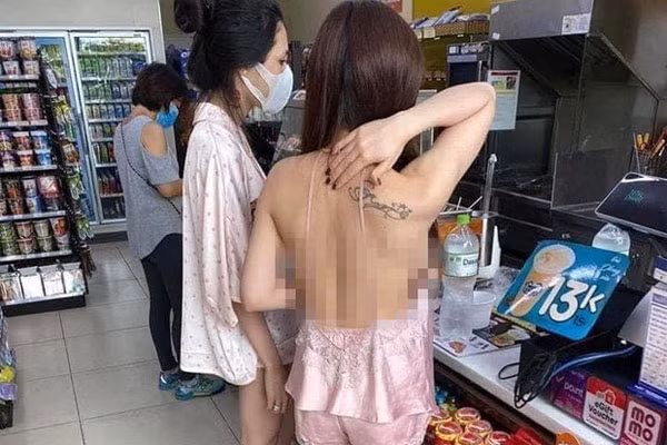 Mùa hè thời tiết nóng nực, hình ảnh mỹ nhân ăn mặc hớ hênh giữa chốn đông người xuất hiện với tần suất ngày càng dày đặc.