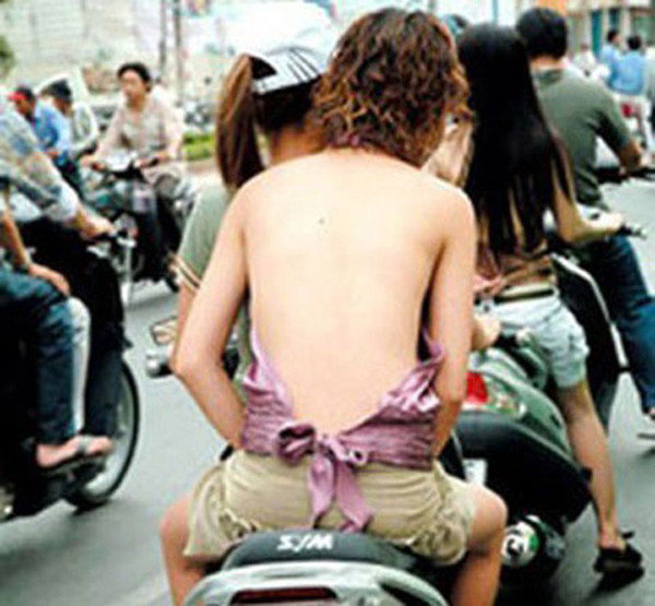 Thời trang ngày càng cởi mở, lựa chọn trang phục để thể hiện cá tính, phô diễn lợi thế hình thể không mới. Vậy nhưng, không nên lạm dụng những bộ đồ hở toang, khoe thân một cách lộ liễu.