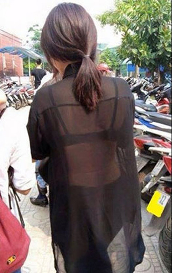 Bên cạnh những người thận trọng, không ít cô nàng lên đồ theo sở thích, đi ngược với chuẩn mực thời trang đám đông khiến người nhìn không khỏi “nhức mắt”.