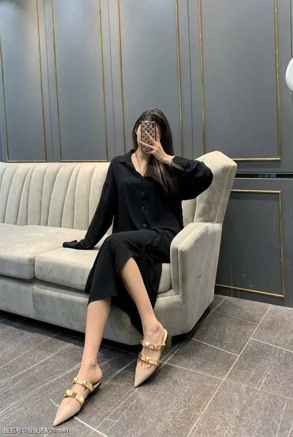 Giày bệt mũi nhọn đinh tán. Với những người thường xuyên phải di chuyển, giày bệt giúp họ đi lại dễ dàng. Phần mũi nhọn còn giúp tạo hiệu ứng thị giác như kéo dài bàn chân, khiến nó trông nhỏ nhắn hơn.