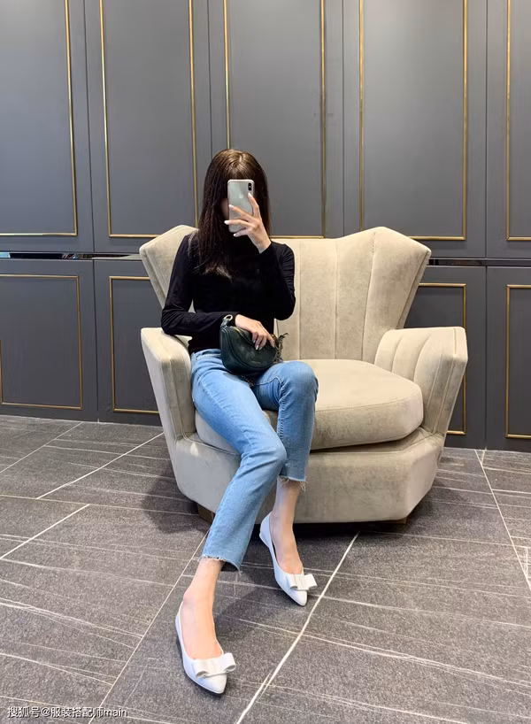 Chi tiết nơ đính kèm cũng cho phép phân tán sự chú ý vào mu bàn chân không hoàn hảo. Khi chọn loại giày này, chị em có thể phối với váy dáng dài để tôn tối đa vẻ ngoài nhu mì.