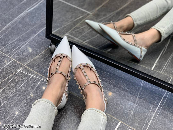 Giày bệt mũi nhọn đinh tán. Với những người thường xuyên phải di chuyển, giày bệt giúp họ đi lại dễ dàng hơn. Phần mũi nhọn còn giúp tạo hiệu ứng thị giác như kéo dài bàn chân, khiến nó trông nhỏ nhắn hơn.