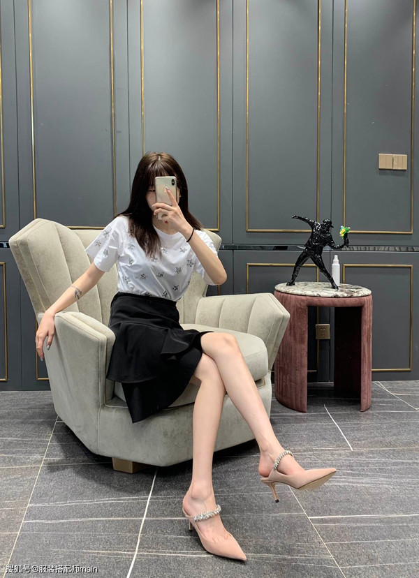 Để không bị nhàm chán, bạn gái có thể lựa chọn loại giày có đính dây kim loại mảnh như trong hình. Chi tiết nhỏ cũng được đánh giá khiến đôi chân trở nên bắt mắt hơn rất nhiều.