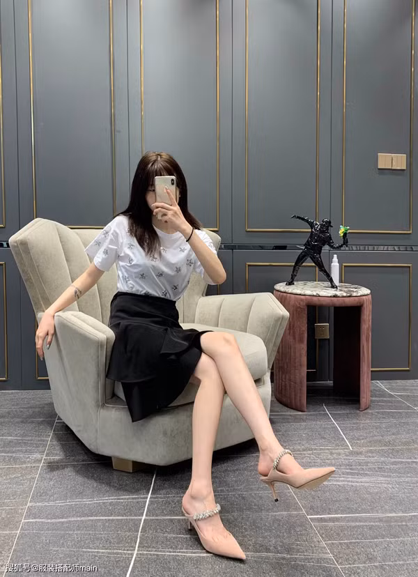 Để không bị nhàm chán, bạn gái có thể lựa chọn loại giày có đính dây kim loại mảnh như trong hình. Chi tiết nhỏ cũng được đánh giá khiến đôi chân trở nên bắt mắt hơn rất nhiều.