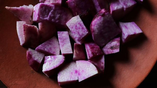 Lưu ý, chất nhầy của khoai môn có chứa saponin - chất gây kích ứng da. Vì vậy, bạn nên thật cẩn thận khi gọt vỏ tránh gây ngứa, khó chịu. Ảnh: Internet.