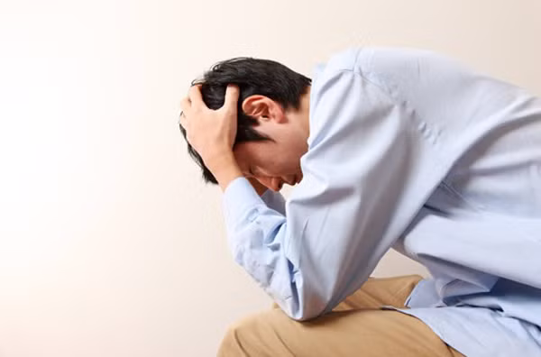 Tiểu ít. Nếu uống nước đầy đủ mà lượng nước tiểu hàng ngày ít đột ngột thì cần hết sức thận trọng. Tiểu ít dẫn đến phù nề, khó kiểm soát huyết áp. Người suy thận đi tiểu ít cũng dẫn đến thiểu niệu. Nặng hơn là vô niệu kèm phù toàn thân, huyết áp cao.