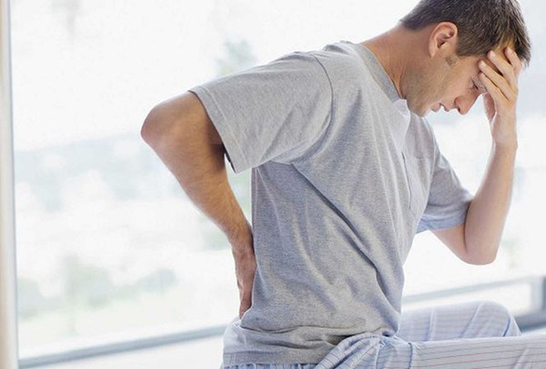 Nước tiểu có mùi tanh. Ure trong nước tiểu khi bị phân hủy sẽ tạo ra mùi khai (amoniac). Đôi khi, mùi nước tiểu còn bị ảnh hưởng bởi thức ăn nạp vào và mất đi khi được đào thải hết.