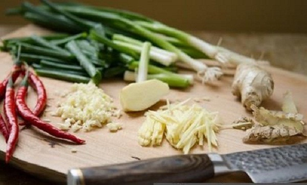 Khi thực hiện, bạn chuẩn bị sẵn thịt tươi, hành lá, gừng, tỏi, ớt, muối, tinh chất gà, xì dầu, rượu nấu ăn...