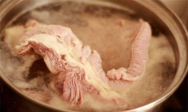 Đầu tiên, rửa sạch phần thịt bằng cách ngâm nước trong vòng 30 phút. Tiếp đó, cho thịt vào nồi cùng vài lát gừng, rượu nấu ăn đun sôi khoảng 2 phút với lửa lớn. Chú ý dùng muôi để loại bỏ phần bọt sủi. Vớt thịt rửa dưới vòi nước lạnh để khử tanh.