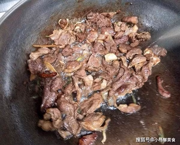 Dùng dao cắt thịt thành từng miếng vừa ăn rồi ướp với gia vị có sẵn khoảng 1 tiếng.