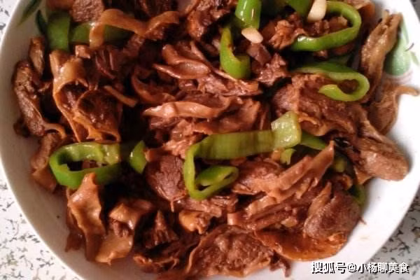 Cho dầu vào chảo đun nóng, cho hành, gừng, tỏi và ớt vào phi thơm. Tiếp tục cho thịt lợn vào xào trên lửa lớn đến khi miếng thịt chín tới. Sau khi bắc bếp, chỉ cần rắc ít hành lá thái nhỏ lên đĩa là bạn có thể thưởng thức. Ảnh: Sohu, Internet. Mời độc giả xem video: “Thịt lợn 1 nắng” - sáng kiến của bà nội trợ ngày nắng nóng. Nguồn: VTC14.