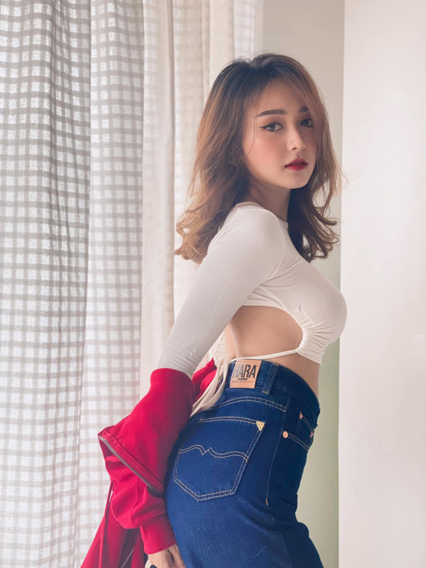 Chính việc thay đổi từng bước nhỏ, tiết chế các khoảng hở, tinh tế trong cách lên đồ giúp Phosawan Phusua dần chấp nhận hình ảnh mới. Ảnh: FBNV.