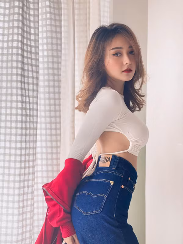 Chính việc thay đổi từng bước nhỏ, tiết chế các khoảng hở, tinh tế trong cách lên đồ giúp Phosawan Phusua dần chấp nhận hình ảnh mới. Ảnh: FBNV.