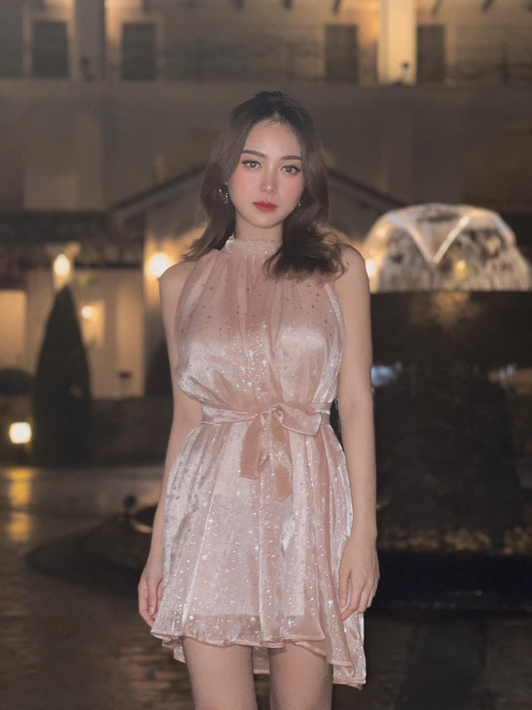 Nếu như không ít “thiên thần đồng phục” gây tranh cãi khi từ bỏ hình ảnh gắn liền với bản thân thì Phosawan Phusua lại may mắn hơn.