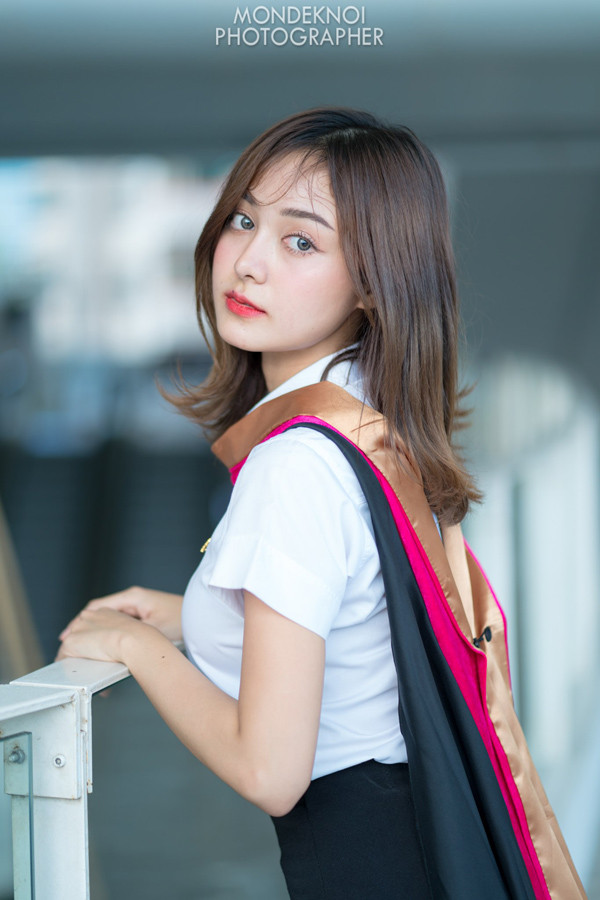 Được biết, năm ngoái Ponsawan Phusua vừa tốt nghiệp Đại học Rangsit – trường đại học đạt tiêu chuẩn giảng dạy quốc tế hàng đầu tại Thái Lan. Rời ghế nhà trường, Ponsawan Phusua ngày càng cởi mở trong việc lựa chọn trang phục.