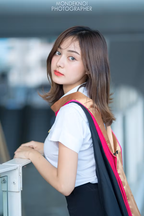 Được biết, năm ngoái Ponsawan Phusua vừa tốt nghiệp Đại học Rangsit – trường đại học đạt tiêu chuẩn giảng dạy quốc tế hàng đầu tại Thái Lan. Rời ghế nhà trường, Ponsawan Phusua ngày càng cởi mở trong việc lựa chọn trang phục.