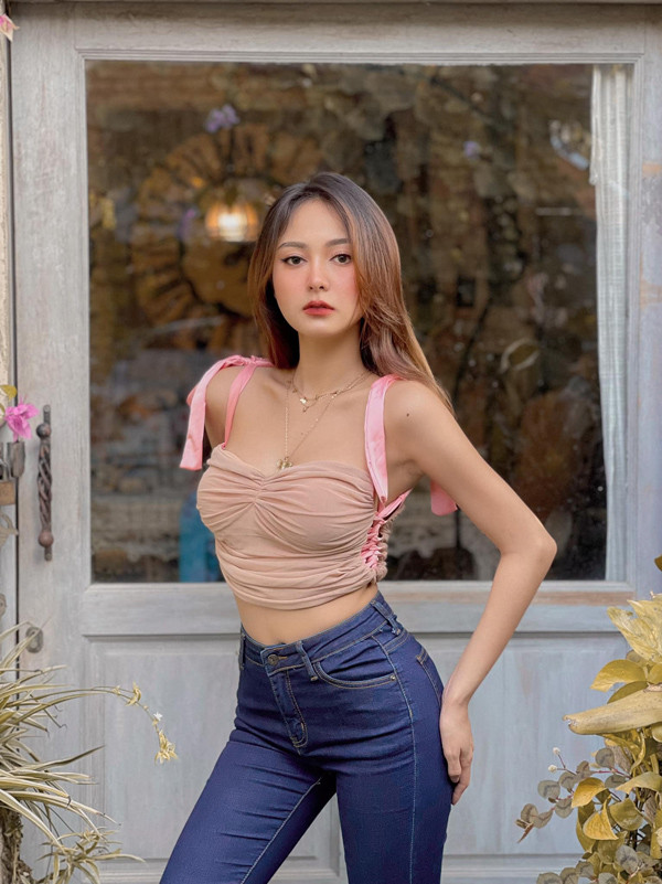 Chỉ tính riêng Instagram, Ponsawan Phusua thu hút hơn 1,5 triệu lượt theo dõi. Mỗi bức ảnh cô đăng đều nhận được hàng chục nghìn lượt thích, hàng trăm bình luận tương tác.