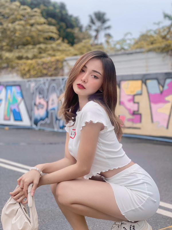 Kể từ khi rời đồng phục nữ sinh, Phosawan Phusua ngày càng có sự trưởng thành về phong cách thời trang.