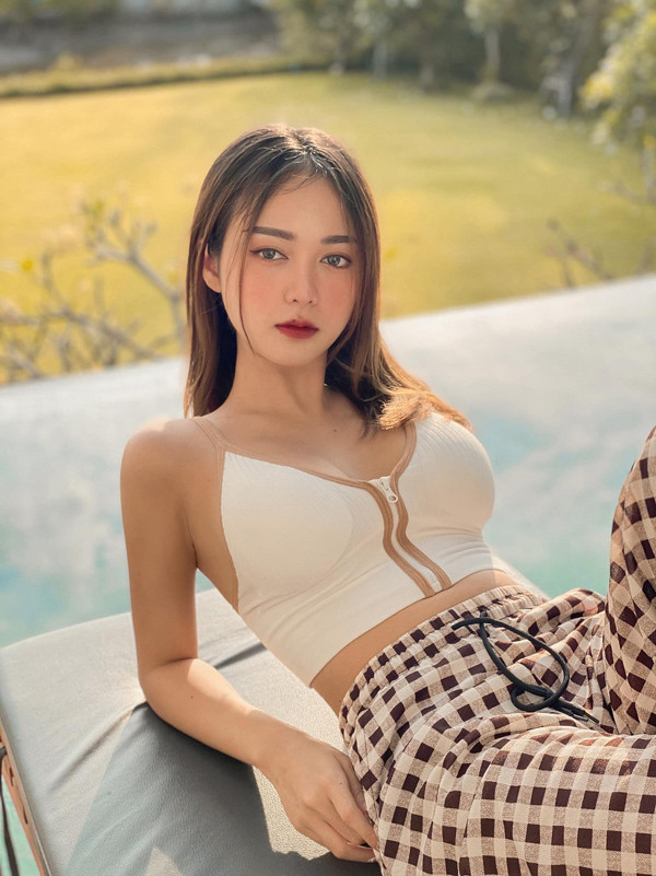 Theo dõi trang cá nhân của người đẹp, có thể thấy cô có sự thay đổi phong cách thời trang. Khác hẳn với vẻ thoát tục trong bộ đồng phục nữ sinh, giờ đây Ponsawan Phusua sẵn sàng thử sức với những bộ đồ cắt xẻ táo bạo.